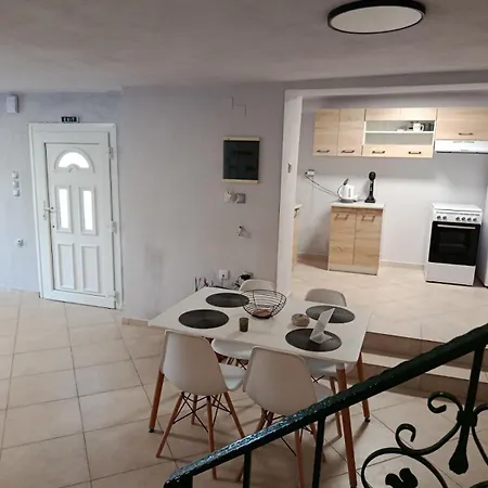 Port View Maisonette *